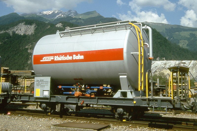 RhB - Uce 8061 am 07.06.1993 in Untervaz - Zementsilowagen 2-achsig mit 1 offenen Plattform - Baujahr 1955 - FC/MBA - Gewicht 10,30t - Zuladung 15,00t - LP 7,75m - zulssige Geschwindigkeit 65/B km/h -3=22.03.1985 2=29.03.1993 - RhB-Logo in deutsch - Lebenslauf: ex OB1 8061 - 1969 Ucek 8061 - 1985 Uce 8061 - 2004 Uc 8061
