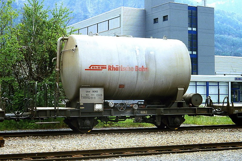 RhB - Uce 8062 am 20.05.1991 in Untervaz - Zementsilowagen 2-achsig mit 1 offenen Plattform - Baujahr 1955 - FC/MBA - Gewicht 9,30t - Zuladung 15,00t - LP 7,75m - zulssige Geschwindigkeit 65/B km/h -3=12.09.1985 - RhB-Logo in deutsch - Lebenslauf: ex OB1 8062 - 1969 Ucek 8062 - 1985 Uce 8062 - 2004 Uc 8062
