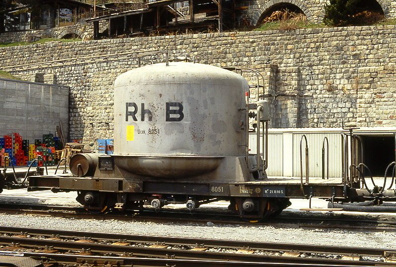 RhB - Ucek 8051 am 09.05.1991 in St.Moritz - Zementsilowagen 2-achsig mit 1 offenen Plattform - Baujahr 1955 - FC/MBA - Gewicht 7,64t - Zuladung 14,60t - LP 7,75m - zulssige Geschwindigkeit 65 km/h - 2=21.11.1990 - ohne RhB-Logo - Lebenslauf: ex OB1 8051 - 1969 Ucek 8051 - 2004 Uc 8051 - 11/2005 Abbruch.
