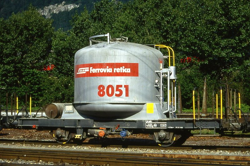 RhB - Ucek 8051 am 07.06.1993 in Untervaz - Zementsilowagen 2-achsig mit 1 offenen Plattform - Baujahr 1955 - FC/MBA - Gewicht 7,77t - Zuladung 14,60t - LP 7,75m - zulssige Geschwindigkeit 65 km/h - 2=21.11.1990 - RhB-Logo in italienisch - Lebenslauf: ex OB1 8051 - 1969 Ucek 8051 - 2004 Uc 8051 - 11/2005 Abbruch - Hinweis: gendertes Fahrzeuggewicht.
