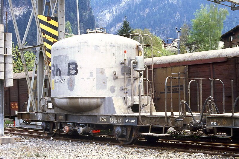 RhB - Ucek 8052 am 09.05.1991 in Thusis - Zementsilowagen 2-achsig mit 1 offenen Plattform - Baujahr 1955 - FC/MBA - Gewicht 7,51t - Zuladung 14,60t - LP 7,75m - zulssige Geschwindigkeit 65 km/h - 2=21.01.1991 - ohne RhB-Logo - Lebenslauf: ex OB1 8052 - 1969 Ucek 8052 - 2004 Uc 8052 - 11/2005 Abbruch.
