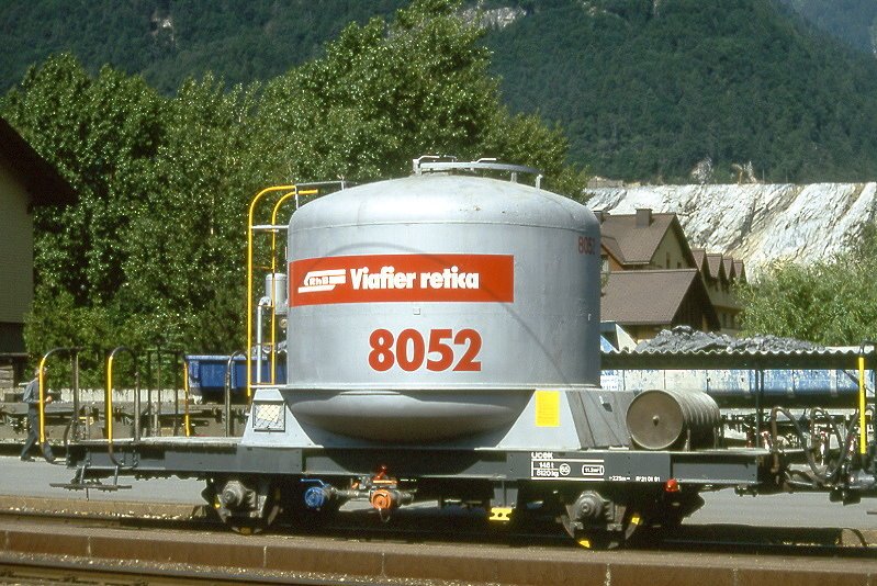 RhB - Ucek 8052 am 07.06.1993 in Untervaz - Zementsilowagen 2-achsig mit 1 offenen Plattform - Baujahr 1955 - FC/MBA - Gewicht 8,12t - Zuladung 14,60t - LP 7,75m - zulssige Geschwindigkeit 65 km/h - 2=21.01.1991 - RhB-Logo in rhtoromanisch - Lebenslauf: ex OB1 8052 - 1969 Ucek 8052 - 2004 Uc 8052 - 11/2005 Abbruch.
