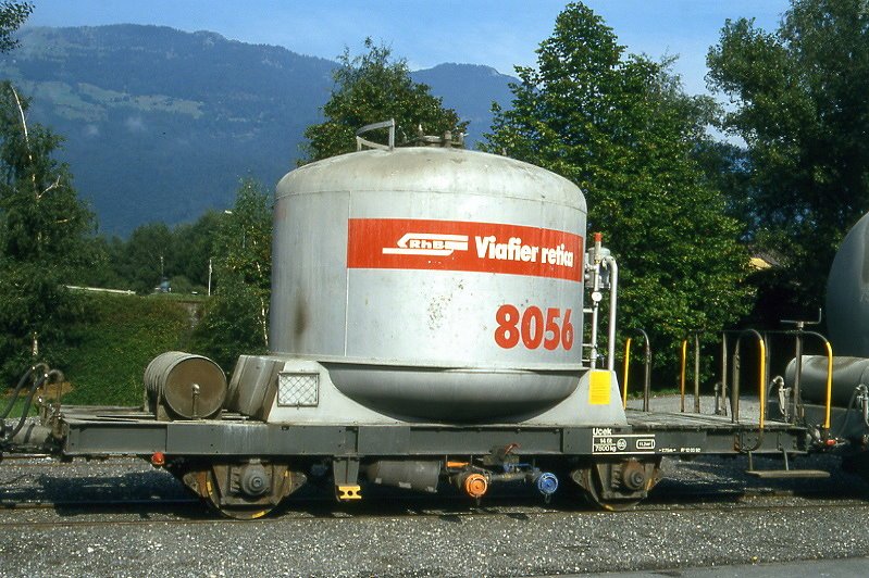 RhB - Ucek 8056 am 06.09.1994 in Untervaz - Zementsilowagen 2-achsig mit 1 offenen Plattform - Baujahr 1955 - FC/MBA - Gewicht 7,80t - Zuladung 14,60t - LP 7,75m - zulssige Geschwindigkeit 65 km/h - 2=12.03.1992 - RhB-Logo in rtoromanisch - Lebenslauf: ex OB1 8056 - 1969 Ucek 8056 - 2004 Uc 8056 - 01/2006 Abbruch.
