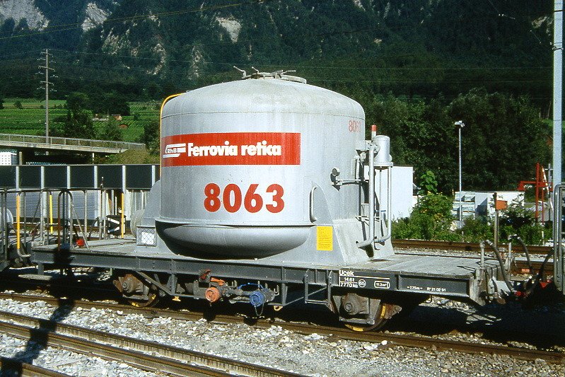 RhB - Ucek 8063 am 01.09.1993 in Untervaz - Zementsilowagen 2-achsig mit 1 offenen Plattform - Baujahr 1955 - FC/MBA - Gewicht 7,77t - Zuladung 15,00t - LP 7,75m - zulssige Geschwindigkeit 65 km/h -2=21.02.1991 2=08.04.1993 - RhB-Logo in italienisch - Lebenslauf: ex OB1 8063 1956 bis 1991 auf BM - 1969 Ucek 8063 - 2004 Uc 8063 - 01/2006 Abbruch!

