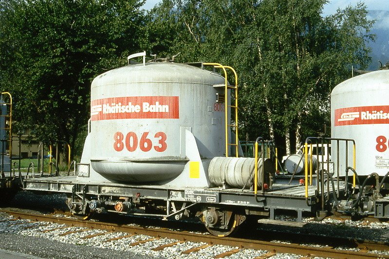 RhB - Ucek 8063 am 06.09.1994 in Untervaz - Zementsilowagen 2-achsig mit 1 offenen Plattform - Baujahr 1955 - FC/MBA - Gewicht 7,77t - Zuladung 15,00t - LP 7,75m - zulssige Geschwindigkeit 65 km/h -2=21.02.1991 2=08.04.1993 - RhB-Logo in deutsch - Lebenslauf: ex OB1 8063 1956 bis 1991 auf BM - 1969 Ucek 8063 - 2004 Uc 8063 - 01/2006 Abbruch!
