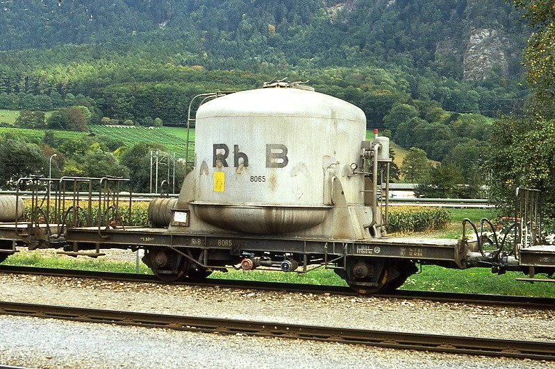 RhB - Ucek 8065 am 03.10.1990 in Untervaz - Zementsilowagen 2-achsig mit 1 offenen Plattform - Baujahr 1956 - FFA/MBA - Gewicht 7,64t - Zuladung 15,00t - LP 7,75m - zulssige Geschwindigkeit 65 km/h -3=14.07.1981 1=12.04.1984 - nur RhB-Logo - Lebenslauf: ex OB1 8065 1956 bis 1971 auf BM - 1969 Ucek 8065 - 2004 Uc 8065 - 01/2006 Abbruch!
