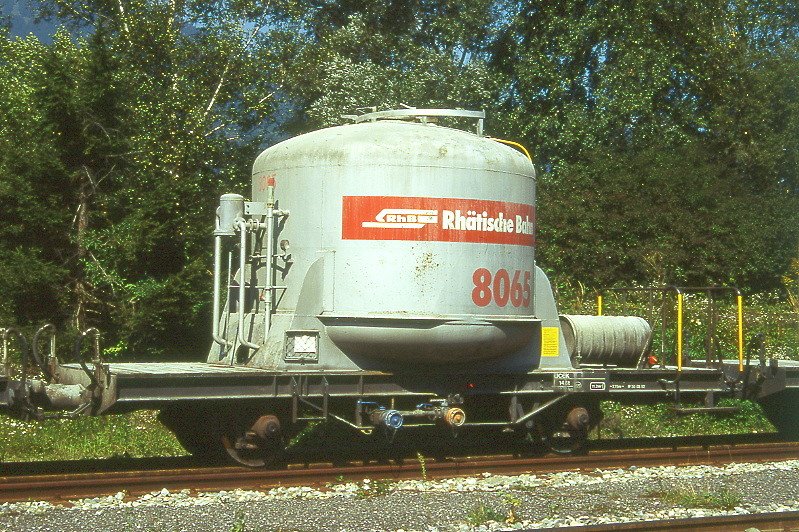 RhB - Ucek 8065 am 03.09.1996 in Untervaz - Zementsilowagen 2-achsig mit 1 offenen Plattform - Baujahr 1956 - FFA/MBA - Gewicht 7,87t - Zuladung 14,60t - LP 7,75m - zulssige Geschwindigkeit 65 km/h -2=30.03.1992 - RhB-Logo in deutsch - Lebenslauf: ex OB1 8065 1956 bis 1971 auf BM - 1969 Ucek 8065 - 2004 Uc 8065 - 01/2006 Abbruch!
