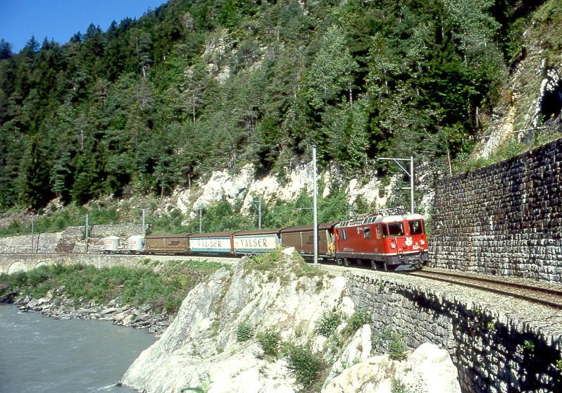 RhB VALSERZUG 5736 von Ilanz nach Landquart am 01.09.1997 bei Hochwassermarke zwischen Trun und Reichenau mit E-Lok Ge 4/4II 621 - Haikv 5129 - Haikv 5123 - Haikv 5105 - Haikv 5131 - Uce 8030 - Uce 8031.
