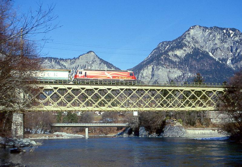 RhB VALSERZUG 5736 von Ilanz nach Landquart am 30.01.1998 auf Rheinbrcke bei Reichenau mit E-Lok Ge 4/4III 648 - Haikv - Haikv - Gb - Gb. Hinweis: Lok noch mit alter Werbung VEREINA
