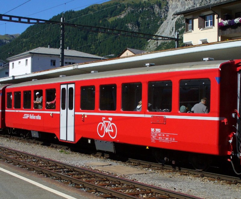 RhB - Velotransport Personenwagen WS 3913 im Bahnhof von Samedan am 25.08.2007