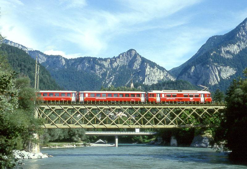RhB VORORTPENDELZUG 831 von Kblis nach Thusis am 02.09.1997 auf Rheinbrcke Reichenau mit Steuerwagen ABt 1713 - B 2415 - B 2414 - Triebwagen Be 4/4 512). Hinweis: Mittelwagen noch in alter Ausfhrung.
