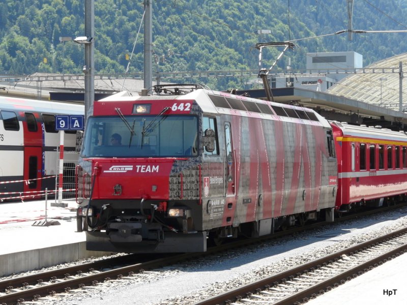 RhB - Werbelok Ge 4/4 642 vor Schnellzug im Bahnhof von Chur am 26.07.2009