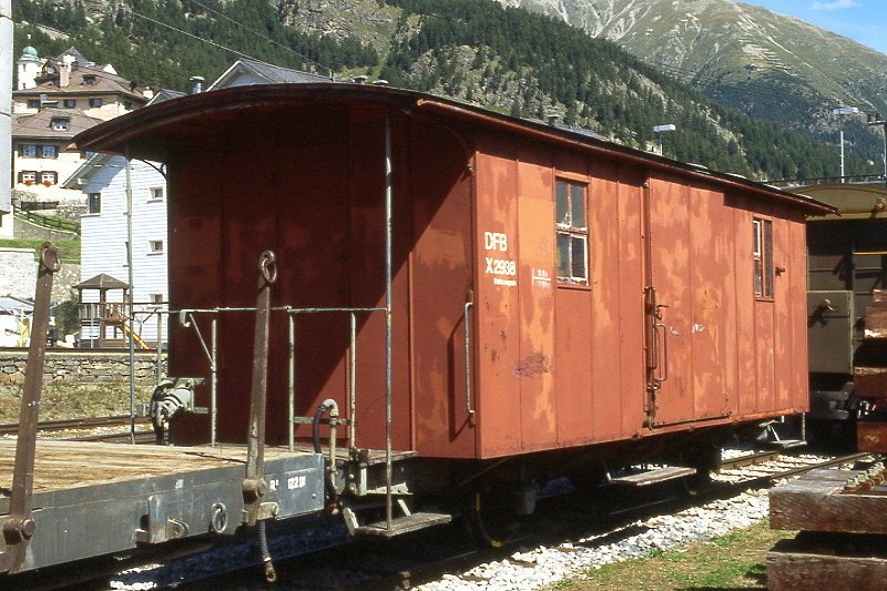 RhB - WN 98 ? am 23.08.2007 in Samedan - historischer Gepckwagen 2-achsig - Baujahr 1903 - SIG - Gewicht 7,10t - Ladegewicht 10,00t - LP 8,68m - zulssige Geschwindigkeit 60 km/h - Lebenslauf: ex F 510 - 1911 F 4010 - 1921 X 9010 - 1995 DFB X 2928 - 2000 Club 1889 
