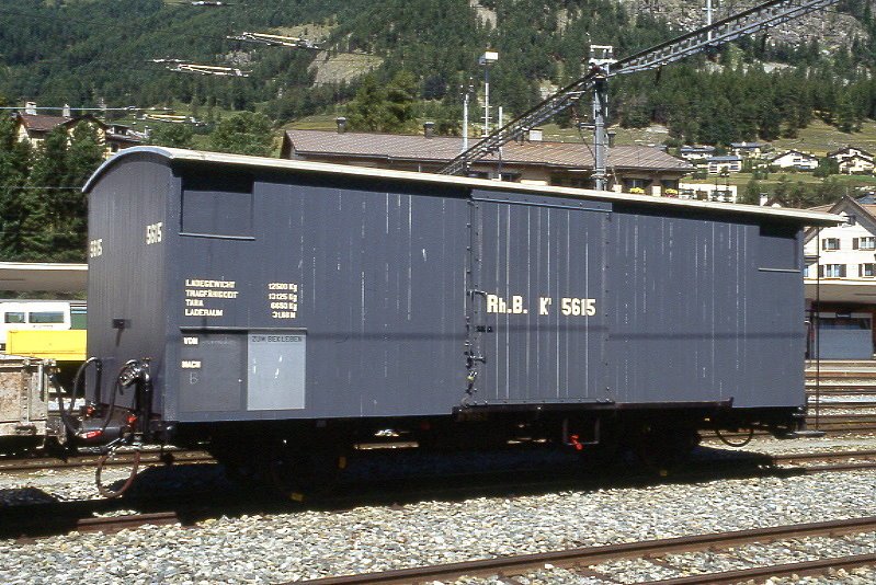 RhB - WN 9853 am 23.08.2007 in Samedan - historischer Flachwagen mit Rungen 4-achsig - Baujahr 1931 - SIG - Gewicht 14,00t - Ladegewicht 30,00t - LP 15,90m - zulssige Geschwindigkeit 60 km/h - Lebenslauf: ex O1 8225 - 1949 OM6 8225 - 1969 Rp 8225 - 1989 Rkp 8225 - 12/2004 WN 9853 - Hinweis: (Club 1889)
