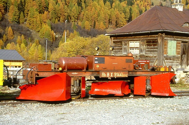 RhB - X 9144 am 22.10.1998 in Zernez - Schnee- und Spurpflug 2-achsig - Baujahr 1968 Stadler - Fahrzeuggewicht 9,37t - LP 7,34m - zulssige Geschwindigkeit Aufkleber 60 km/h - R2=24.09.1991 - ohne Logo RhB 
