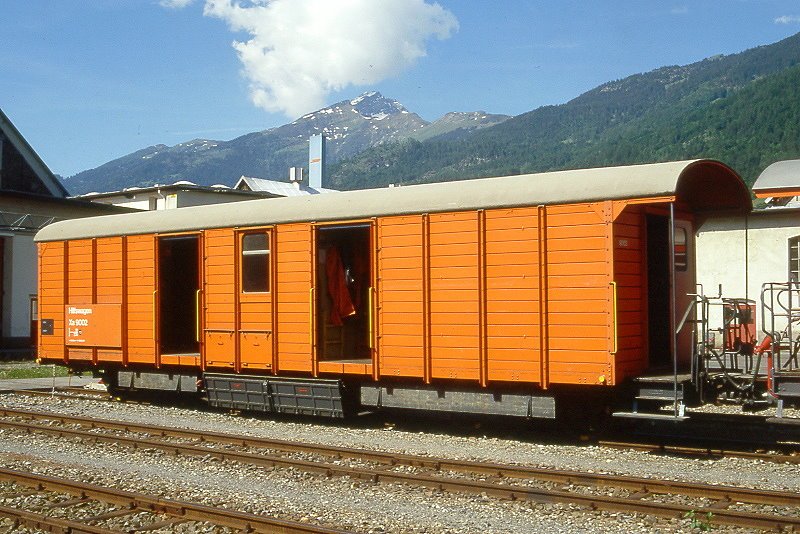 RhB - Xa-v 9002 am 07.06.1997 in Landquart - Hilfswagen Landquart 4-achsig mit 1 offenen Plattform - Baujahr 1916 - SWS/RhB - Gewicht 23,00t - Zuladung 2,00t - LP 13,00m - zulssige Geschwindigkeit Aufkleber 70 km/h - 2=06.05.1991 - Lebenslauf: ex X4 9002 - 1969 Xa 9002 - 1977 Xa-v 9002 - 03/2003 Abbruch.
