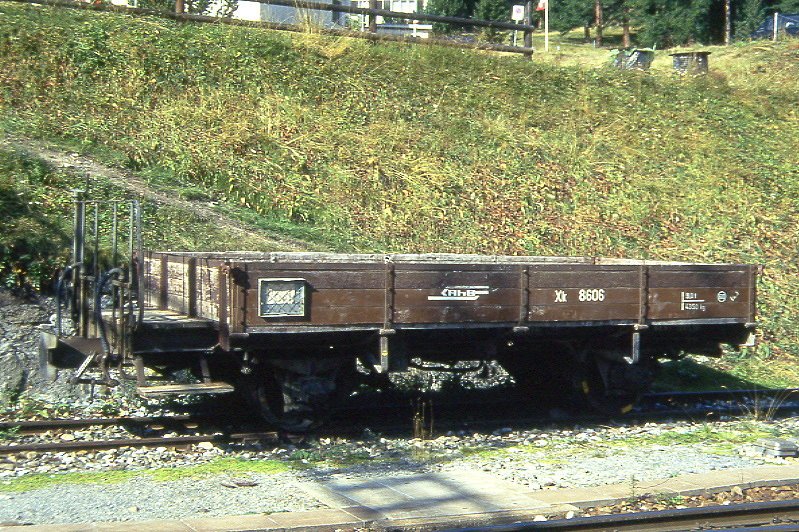 RhB - Xk 8606 III am 01.09.1993 in Pontresina - Niederbord-Dienstwagen 2-achsig mit 1 offenen Plattform fr Materialtransporte - Baujahr 1908 - SIG - Gewicht 4,35t - Zuladung 9,00t - LP 6,30m - zulssige Geschwindigkeit Aufkleber 60/B km/h -  =17.01.1990 - Lebenslauf: ex BB L 309 - 1943 RhB L 6053 - 1947 X 28 - 1954 X 9128 - 1972 Xk 8606 III - 2000 Abbruch - Hinweis: Wagen aus der 1. Bauserie der ex Berninabahn
