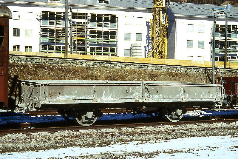 RhB - Xk 8616 II am 31.03.1996 in Samedan - Niederbord-Dienstwagen 2-achsig mit 1 offenen Plattform, Tunnelrstwagen ohne Tunnelgerst - Baujahr 1896 - SIG - Gewicht 4,80t - Zuladung 10,00t - LP 7,45m - zulssige Geschwindigkeit Aufkleber 60 km/h -  =26.02.1992 - Lebenslauf: ex M 227 - 1899 M 1127 - 1911 S 8627 - 1926 S 8616 II - 1969 Xk 8616 II
