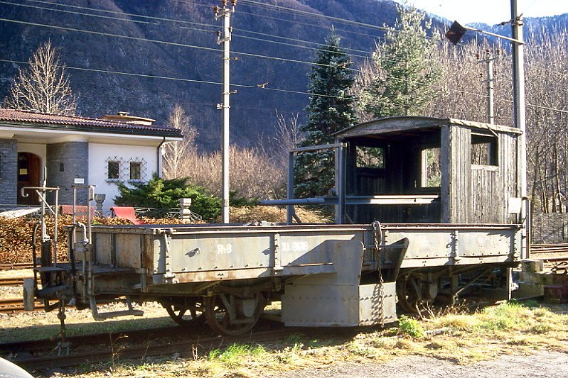 RhB - Xk 8618 am 16.03.2000 in Grono - Niederbord-Dienstwagen 2-achsig mit 1 offenen Plattform mit Spurpflug - Baujahr 1896 - SIG - Gewicht 6,19t - Zuladung 10,00t - LP 7,90m - zulssige Geschwindigkeit 55 km/h -  =24.03.1995 - Lebenslauf: ex M 218 - 1899 M 1118 - 1911 S 8618 - 1969 Xk 8618 - 10/2000 Abbruch!
