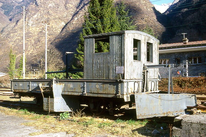 RhB - Xk 8618 am 16.03.2000 in Grono - Niederbord-Dienstwagen 2-achsig mit 1 offenen Plattform mit Spurpflug - Baujahr 1896 - SIG - Gewicht 6,19t - Zuladung 10,00t - LP 7,90m - zulssige Geschwindigkeit 55 km/h -  =24.03.1995 - Lebenslauf: ex M 218 - 1899 M 1118 - 1911 S 8618 - 1969 Xk 8618 - 10/2000 Abbruch!
