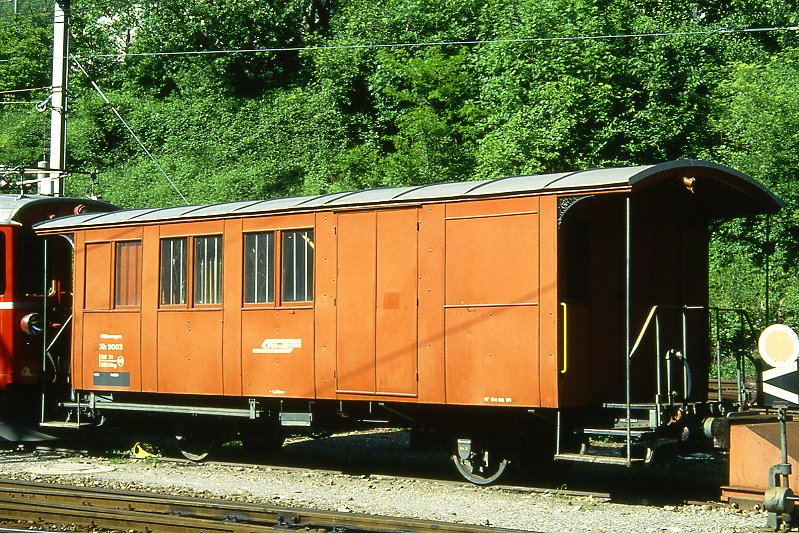 RhB - Xk 9003 am 15.05.1994 in Chur Sand - Hilfswagen Chur Sand - 2-achsig mit 2 offenen Plattformen - Baujahr 1889 - SIG - Gewicht 9,50t - Zuladung 2,00t - LP 9,50m - zulssige Geschwindigkeit 55 km/h - 2=14.06.1994 - Lebenslauf: ex LD C 36 - 1885 RhB C 46 - 1899 C 206 - 1911 C 2006 - 1930 CHA C 46 - 1942 RhB C 2003 II - 1949 X 9003 - 1989 Xk 9003 - 03/2004 Abbruch.
