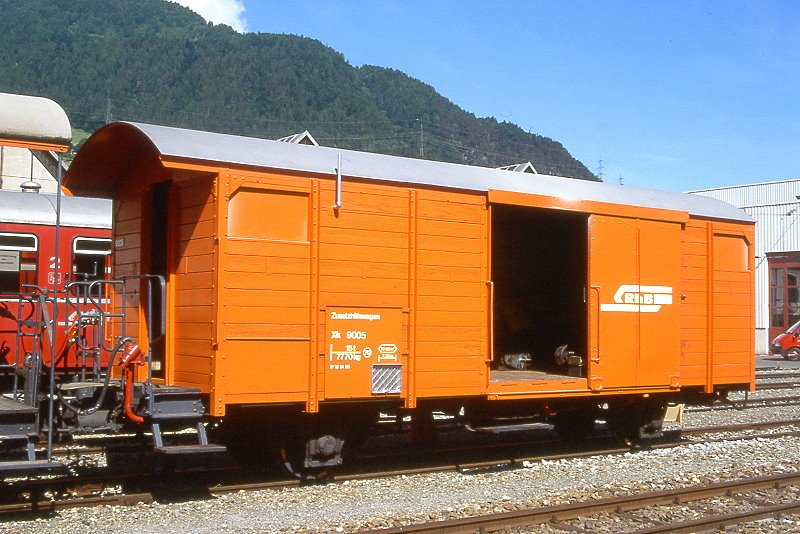 RhB - Xk 9005 II am 07.06.1997 in Landquart - Zusatzhilfswagen zu Xa 9002 - 2-achsig mit 1 offenen Plattform - Baujahr 1925 - SWS - Gewicht 7,77t - Zuladung 15,00t - LP 9,00m - zulssige Geschwindigkeit 70 km/h - 2=12.01.1996 - Lebenslauf: ex ChA K3 106 - 1942 RhB K 5912 - 1969 Gb 5912 - 11/1995 ausr. - 12.01.1996 Xk 9005 II - 03/2003 Abbruch.

