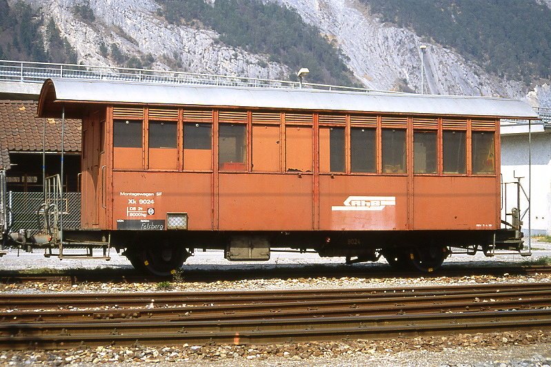 RhB - Xk 9024 II am 11.04.1992 in Felsberg - Montagewagen - 2-achsig mit 2 offenen Plattformen - Baujahr 1903 - SIG - Gewicht 8,00t - Ladegewicht 2,00t - LP 9,50m - zulssige Geschwindigkeit Aufkleber 60 km/h - =07.04.1979 - Lebenslauf: ex B 28 - 1911 B 1008 - 1938 C 1008 - 1956 B 2108 - 1957 X 9024 II - 1989 Xk 9024 II - 01/1997 Abbruch
