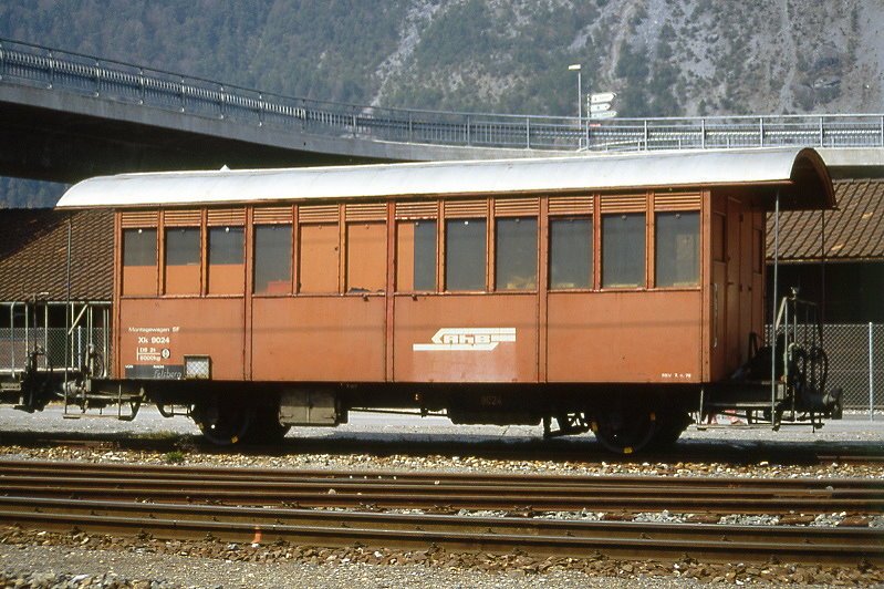 RhB - Xk 9024 II am 11.04.1992 in Felsberg - Montagewagen - 2-achsig mit 2 offenen Plattformen - Baujahr 1903 - SIG - Gewicht 8,00t - Ladegewicht 2,00t - LP 9,50m - zulssige Geschwindigkeit Aufkleber 60 km/h - =07.04.1979 - Lebenslauf: ex B 28 - 1911 B 1008 - 1938 C 1008 - 1956 B 2108 - 1957 X 9024 II - 1989 Xk 9024 II - 01/1997 Abbruch
