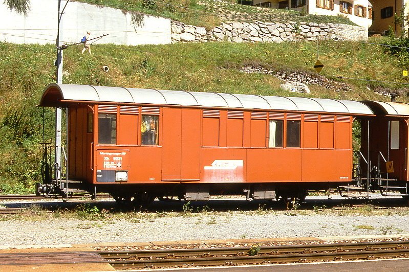 RhB - Xk 9031 II am 20.08.1989 in Bergn - Montagewagen - 2-achsig mit 2 offenen Plattformen - Baujahr 1903 - SIG/RhB - Gewicht 8,27t - Ladegewicht 2,00t - LP 10,40 m - zulssige Geschwindigkeit Aufkleber 60 km/h - =27.02.1981 - Lebenslauf: ex A 7 - 1911 A 22 - 1924 DK 3501 II - 1925 X 9031 II 1989 Xk 9031 II - 02/2004 Abbruch
