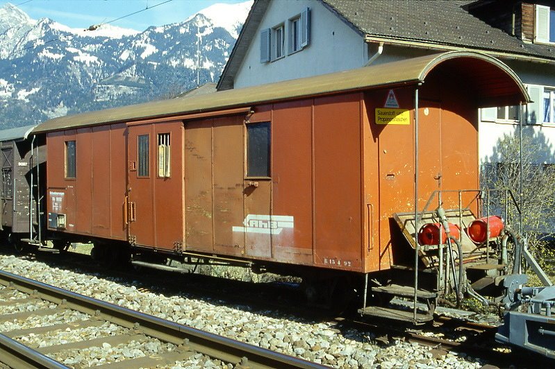 RhB - Xk 9032 III am 28.02.1997 in Landquart - Schweisserwagen - 2-achsig mit 2 offenen Plattformen - Baujahr 1911 - SWS/RhB - Gewicht 9,00t - Ladegewicht 10,00t - LP 10,70 m - zulssige Geschwindigkeit 65 km/h - =15.04.1992 - Lebenslauf: ex F 4031 - 1964 D 4031 - 1982 X 9032 III - 1989 Xk 9032 III - 12/1997 Abbruch
