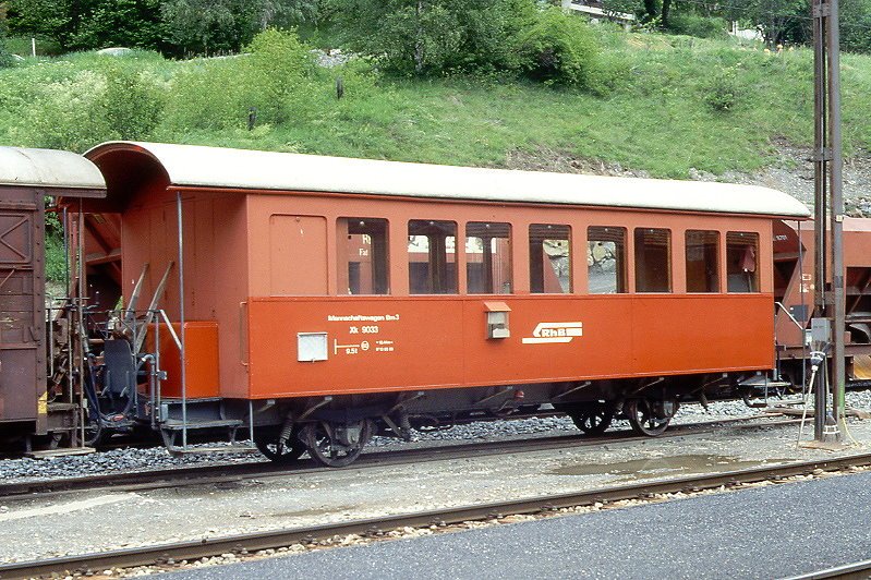 RhB - Xk 9033 II am 06.06.1990 in Tiefencastel - Mannschaftswagen - 2-achsig mit 2 offenen Plattformen - Baujahr 1906 - Rast - Gewicht 9,50t - Ladegewicht 0,00t - LP 10,44 m - zulssige Geschwindigkeit 60 km/h - 2=13.03.1989 - Lebenslauf: ex AB 130 - 1947 B 2107 - 1956 B 2197 - 1964 B 2197 - 1974 ausr. - 1975 Xk 9033 II - 01/2005 Abbruch
