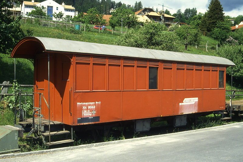 RhB - Xk 9042 II am 15.05.1994 in Thusis - Werkzeugwagen BM3 - 2-achsig mit 2 offenen Plattformen - Baujahr 1903 SIG - Gewicht 8,20t - Ladegewicht 2,00t - LP 10,44 m - zulssige Geschwindigkeit Aufkleber 60 km/h - =18.03.1980 - Lebenslauf: ex AB 118 - 1953 B 118 - 1956 B 2137 - 1964 X 9042 II - 1979 Xk 9040 III - 11/1996 Abbruch.
