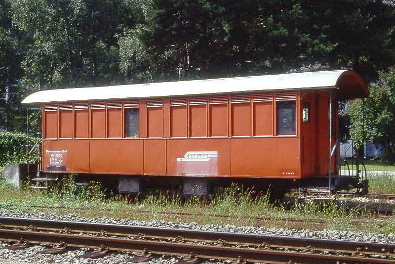 RhB - Xk 9042 II am 27.08.1996 in Rothenbrunnen - Werkzeugwagen BM3 - 2-achsig mit 2 offenen Plattformen - Baujahr 1903 SIG - Gewicht 8,20t - Ladegewicht 2,00t - LP 10,44 m - zulssige Geschwindigkeit Aufkleber 60 km/h - 2=05.11.1995 - Lebenslauf: ex AB 118 - 1953 B 118 - 1956 B 2137 - 1964 X 9042 II - 1979 Xk 9040 III - 11/1996 Abbruch.
