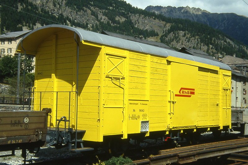 RhB - Xk 9043 II am 01.09.1993 in Samedan - Materialwagen FL Samedan - 2-achsig mit 1 offenen Plattform - Baujahr 1896 SIG - Gewicht 7,20t - Ladegewicht 12,50t - LP 8,45 m - zulssige Geschwindigkeit Aufkleber 60 km/h - 2=05.04.1992 - Lebenslauf: ex K 47 - 1899 K 637 - 11 K 5297 - 1950 K1 5662 - 1969 Gbk 5662 - 1988 Xk 9043 II - Hinweis: gelbe Lackierung
