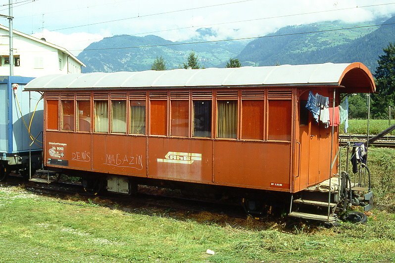 RhB - Xk 9053 am 27.08.1996 in Cazis - Unterkunftswagen - 2-achsig mit 2 offenen Plattform - Baujahr 1904 - SIG/RhB - Gewicht 7,30t - Ladegewicht 2,00t - LP 9,55 m - zulssige Geschwindigkeit Aufkleber 60 km/h - 2=01.12.1992 - Lebenslauf: ex B 41 - 1911 B 1021 - 1937 C 1021 - 1956 B 2121 - 1963ausr - 1964 X 9053 - 1987 Xk 9053 - 11/1997 Abbruch
