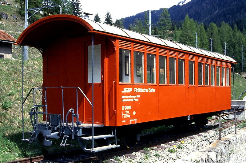 RhB - Xk 9064 am 14.05.1994 in Bergn - Mannschaftswagen (BM 6) Heimatbahnhof Preda mit 2 offenen Plattformen - Baujahr 1903 - SIG - Gewicht 8,52t - Ladegewicht 2,00t - LP 10,44 m - zulssige Geschwindigkeit 60 km/h - 2=23.03.1989 - Lebenslauf: ex RhB AB 119 - 1948 B 119 - 1956 B 2138 - 1964 B 2138 - 1967 X 9064 - 1969 Xk 9064 - 10/2003 WN 9802 =B 2138 FILISUR-STBLE
