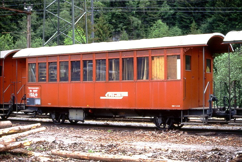 RhB - Xk 9067 I am 28.05.1992 in Rueun - Werkzeugwagen 2-achsig mit 2 offenen Plattformen - Baujahr 1903 - SIG - Gewicht 7,50t - Ladegewicht 2,00t - LP 9,50 m - zulssige Geschwindigkeit Aufkleber 60 km/h - =01.04.1981 - Lebenslauf: ex RhB B 37 - 1911 B 1017 - 1937 C 1017 - 1956 B 2117 - 1964 B 2117 - 1966 ausr - 1967 X 9067 I - 1969 Xk 9067 I - 12/1992 Abbruch
