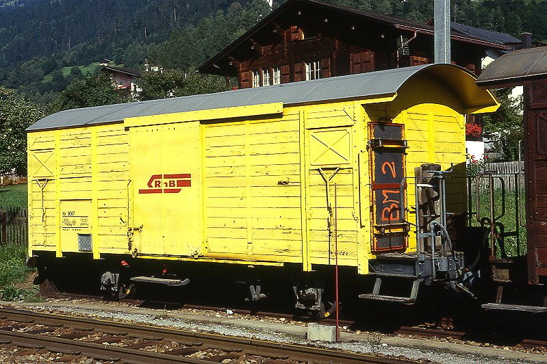 RhB - Xk 9067 II am 25.08.1998 in Trun - Werkzeugwagen (BM 2) 2-achsig mit 1 offenen Plattform - Baujahr 1929 - SIG - Gewicht 7,14t - Ladegewicht 12,50t - LP 8,57 m - zulssige Geschwindigkeit 60 km/h - 2=28.10.1987 Lebenslauf: ex RhB ChA K1 115 - 1942 RhB K1 5620 - 1969 Gbk 5620 - 01/1993 Xk 9067 II
