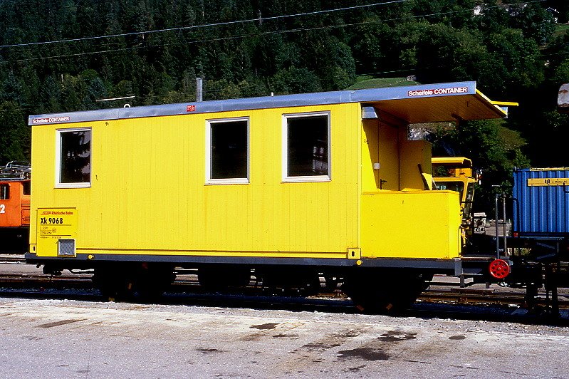 RhB - Xk 9068 II am 29.08.1998 in Ilanz - Werkzeugwagen 2-achsig mit Scheifele-Container - Ug Baujahr 1913 - Rast - Gewicht 11,62t - Ladegewicht 2,00t - LP 8,59 m - zulssige Geschwindigkeit 60 km/h - 3=15.12.1995 - Lebenslauf: ex L3 6635 - 1969 E 6635 - 15.12.1995 Xk 9068 II
