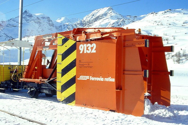 RhB - Xk 9132 Bernina-Schneerumer am 08.02.1997 in Bernina Lagalb - Baujahr 1908 SIG - 1908 Umbau RhB - 15,4t - LP 9,05m - V=35 - Rumbreite 2,80 - 6,00m - R=18.10.1991 - Logo RhB in italienisch - Lebenslauf: ex Berninabahn L 302 - 1937 Y 1002 - 1943 RhB X 32 - 1954 X 9132 - 18.10.1991 Xk 9132.
