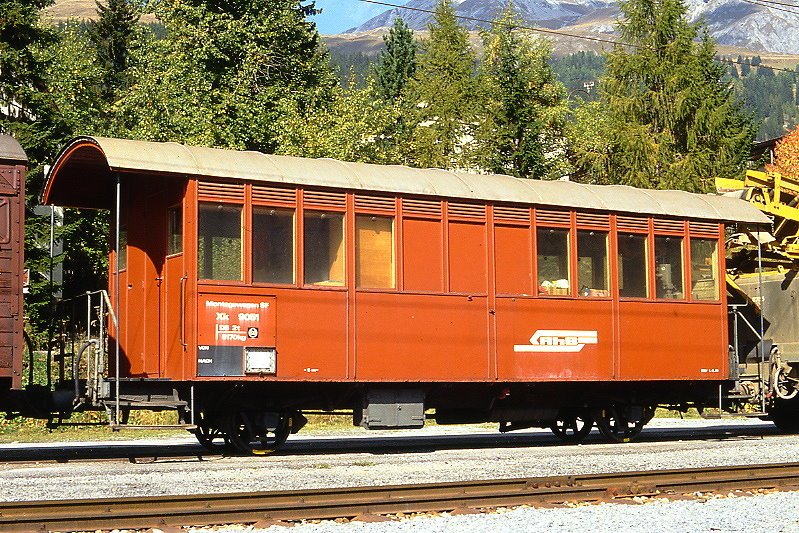 RhB - Xkl 9051 am 03.10.1990 in Davos Platz - Montagewagen SF - 2-achsig mit 2 offenen Plattform - Baujahr 1903 - SIG - Gewicht 8,17t - Ladegewicht 2,00t - LP 9,55 m - zulssige Geschwindigkeit Aufkleber 60 km/h - =01.04.1981 - Lebenslauf: ex B 36 - 1911 B 1016 - 1937 C 1016 - 1956 ausr - 1958 X 9051 - 1987 Ck 9051 - 05/1997 Abbruch
