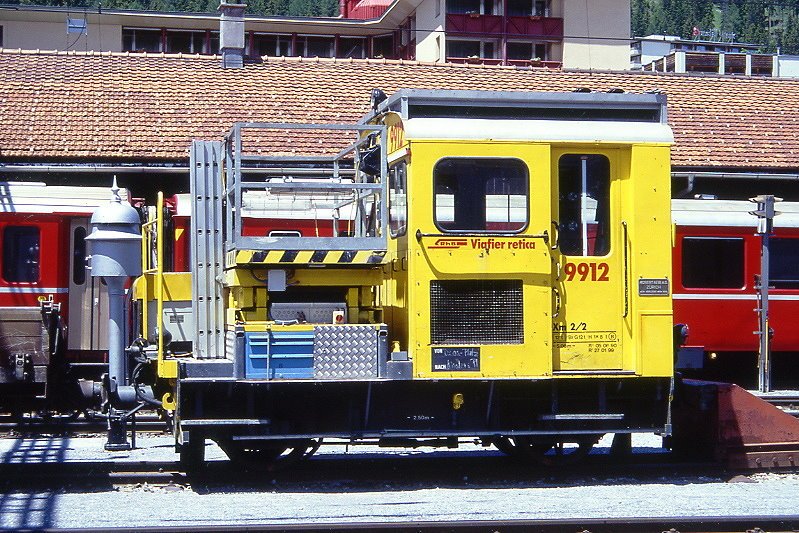 RhB - Xm 2/2 9912 II am 20.06.1999 in Davos Platz - Fahrleitungstriebwagen 2-achsig - bernahme 17.12.1962 - RACO1633/SLM/RhB - Gewicht 12,00t - LP 5,06m - zulssige Geschwindigkeit 4/8/17/30/60geschleppt km/h - 3=05.06.1990 1=27.01.1999 - RhB-Loge in rhtoromanisch.
