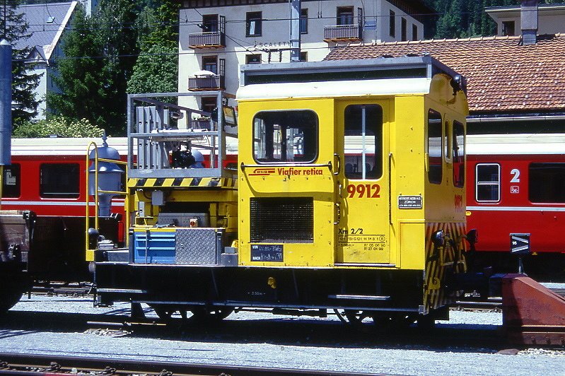 RhB - Xm 2/2 9912 II am 20.06.1999 in Davos Platz - Fahrleitungstriebwagen 2-achsig - bernahme 17.12.1962 - RACO1633/SLM/RhB - Gewicht 12,00t - LP 5,06m - zulssige Geschwindigkeit 4/8/17/30/60geschleppt km/h - 3=05.06.1990 1=27.01.1999 - RhB-Loge in rhtoromanisch.
