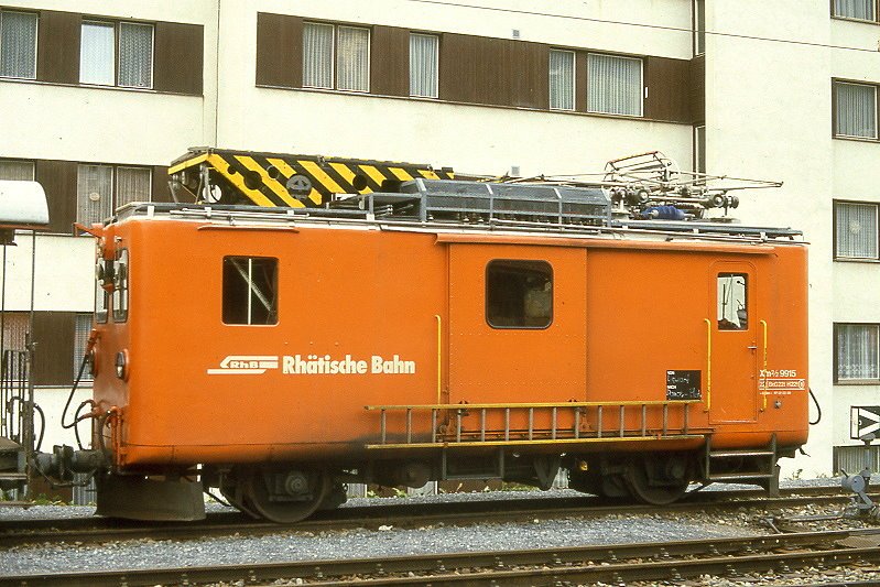RhB - Xm 2/2 9915 am 02.10.1990 in Davos Platz - Turmtriebwagen 2-achsig - Baujahr 1958 - PAG/RhB/MFO/Sr - 110 KW - Gewicht 22,00t - LP 8,70m - zulssige Geschwindigkeit 55/60geschleppt km/h - 3=22.03.1988.
