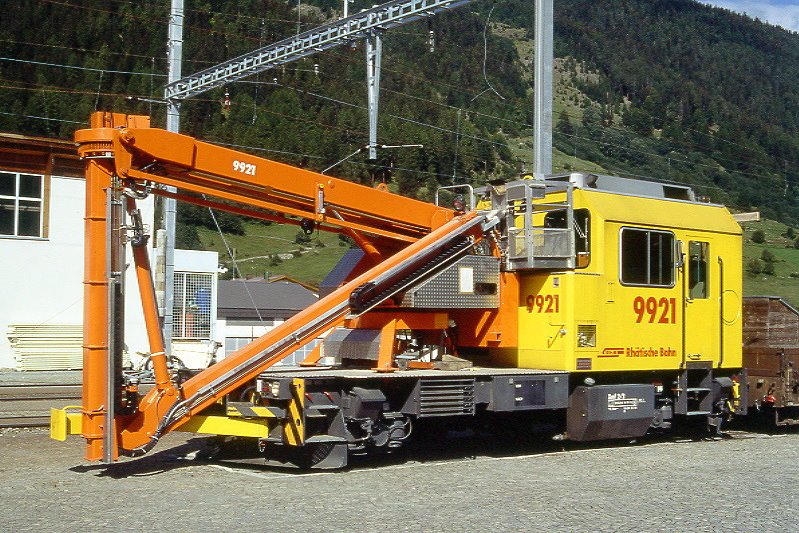 RhB - Xmf 2/2 9921 am 04.09.1996 in Zernez - Dienstfahrzeug selbstfahrend mit Brckenuntersuchungsgert oder Kran,  2-achsig - bernahme 24.05.1994 - RACO1991/Cummins/Moog - 336 KW - Gewicht 25,00t - Ladegewicht 4,00t - LP 8,54m - zulssige Geschwindigkeit 50/60 km/h geschleppt - Logo RhB in deutsch.
