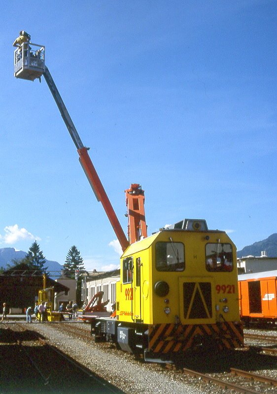 RhB - Xmf 2/2 9921 am 07.06.1997 in Landquart - Dienstfahrzeug selbstfahrend mit Brckenuntersuchungsgert oder Kran,  2-achsig - bernahme 24.05.1994 - RACO1991/Cummins/Moog - 336 KW - Gewicht 25,00t - Ladegewicht 4,00t - LP 8,54m - zulssige Geschwindigkeit 50/60 km/h geschleppt - Logo RhB in deutsch.

