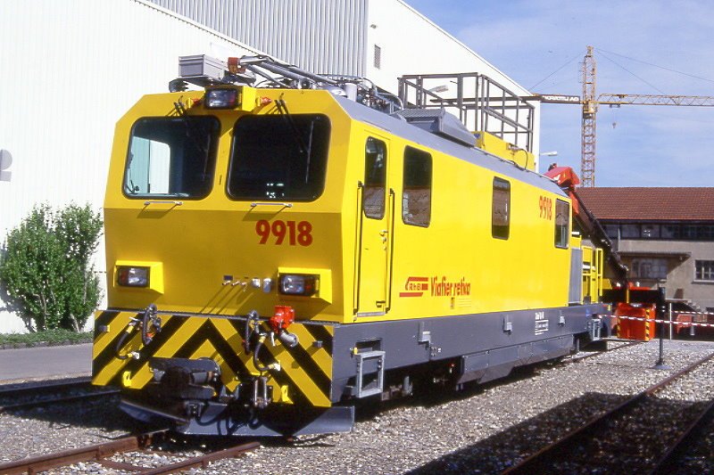 RhB - Xmf 4/4 9918 am 07.06.1997 in Landquart - Turmtriebwagen mit Kran 4-achsig - bernahme 01.01.1994 - Windhoff/Cummins - 485 KW - Gewicht 47,00t - Ladegewicht 6,00t - LP 15,64m - zulssige Geschwindigkeit 90 - Logo RhB in rhtoromanisch.
