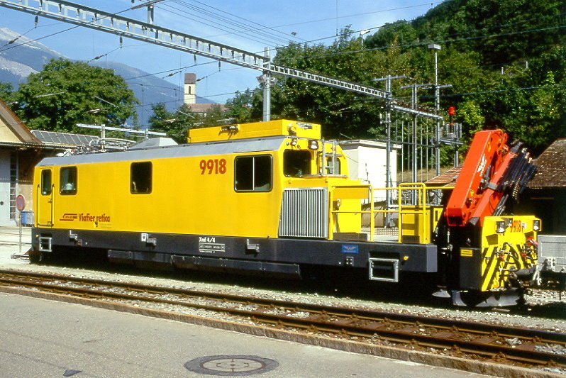 RhB - Xmf 4/4 9918 am 23.08.1997 in Chur Sand - Turmtriebwagen mit Kran 4-achsig - bernahme 01.01.1994 - Windhoff/Cummins - 485 KW - Gewicht 47,00t - Ladegewicht 6,00t - LP 15,64m - zulssige Geschwindigkeit 90 - Logo RhB in rhtoromanisch.
