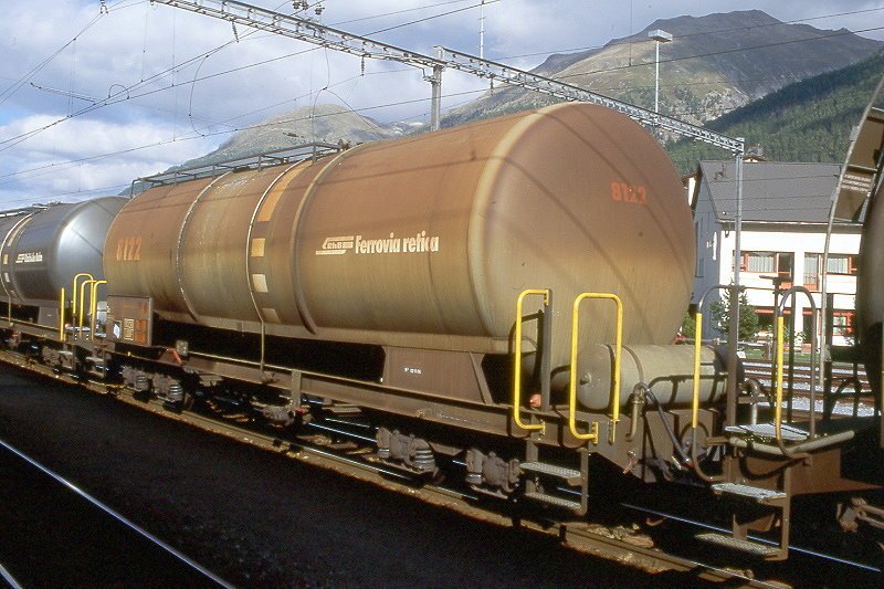 RhB - Za 8122 II am 31.08.2007 in Samedan - Kesselwagen fr Mineralltransporte 4-achsig mit 1 offenen Plattform - bernahme 11.08.1998 - JMR - Gewicht 15,28t - Zuladung 45,00t - Tankgre 52000l - LP 12,54m - zulssige Geschwindigkeit 0t/90R 25t/80R 35t/60A  45t 60D km/h - 2=02.11.2006 - Hinweis: die Fahrzeugserie besteht aus 10 Wagen mit den Nummern 8121 II bis 8130 II
