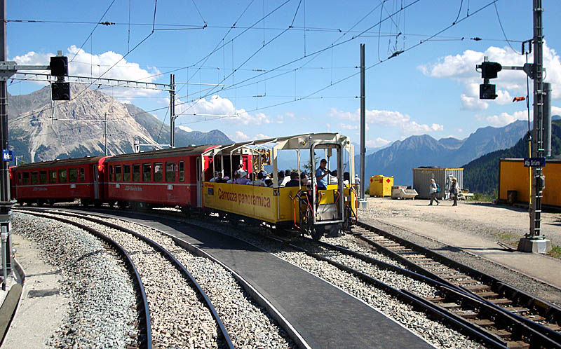 RhB-Zug mit offenem Panoramawagen am Schluss verlsst den Bahnhof Alp Grm in Richtung Poschiavo, Sommer 2007 (Sylvia)